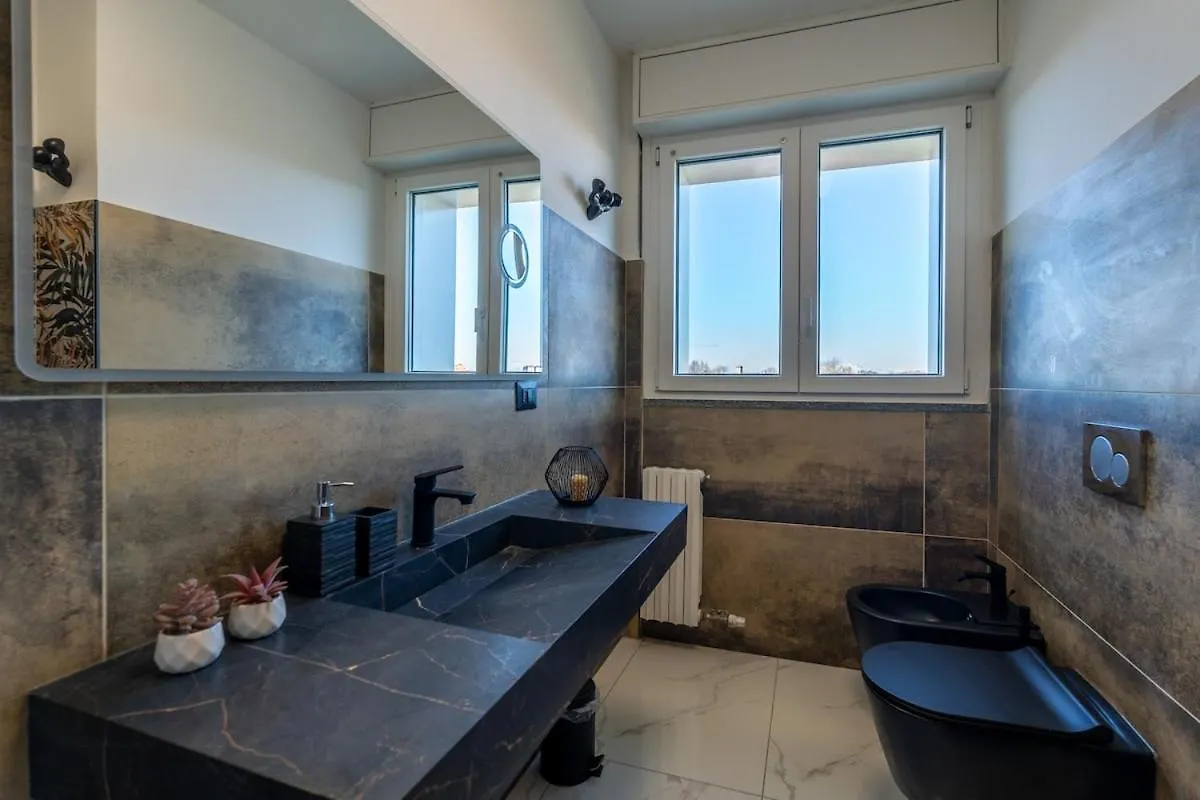 New Apartment With 4 Bedrooms Milan 0*,  Italie